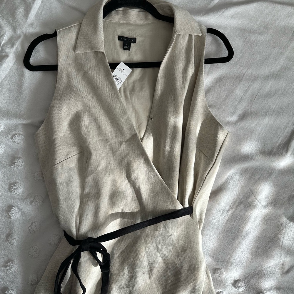 Ann Taylor size large beige with black dress
